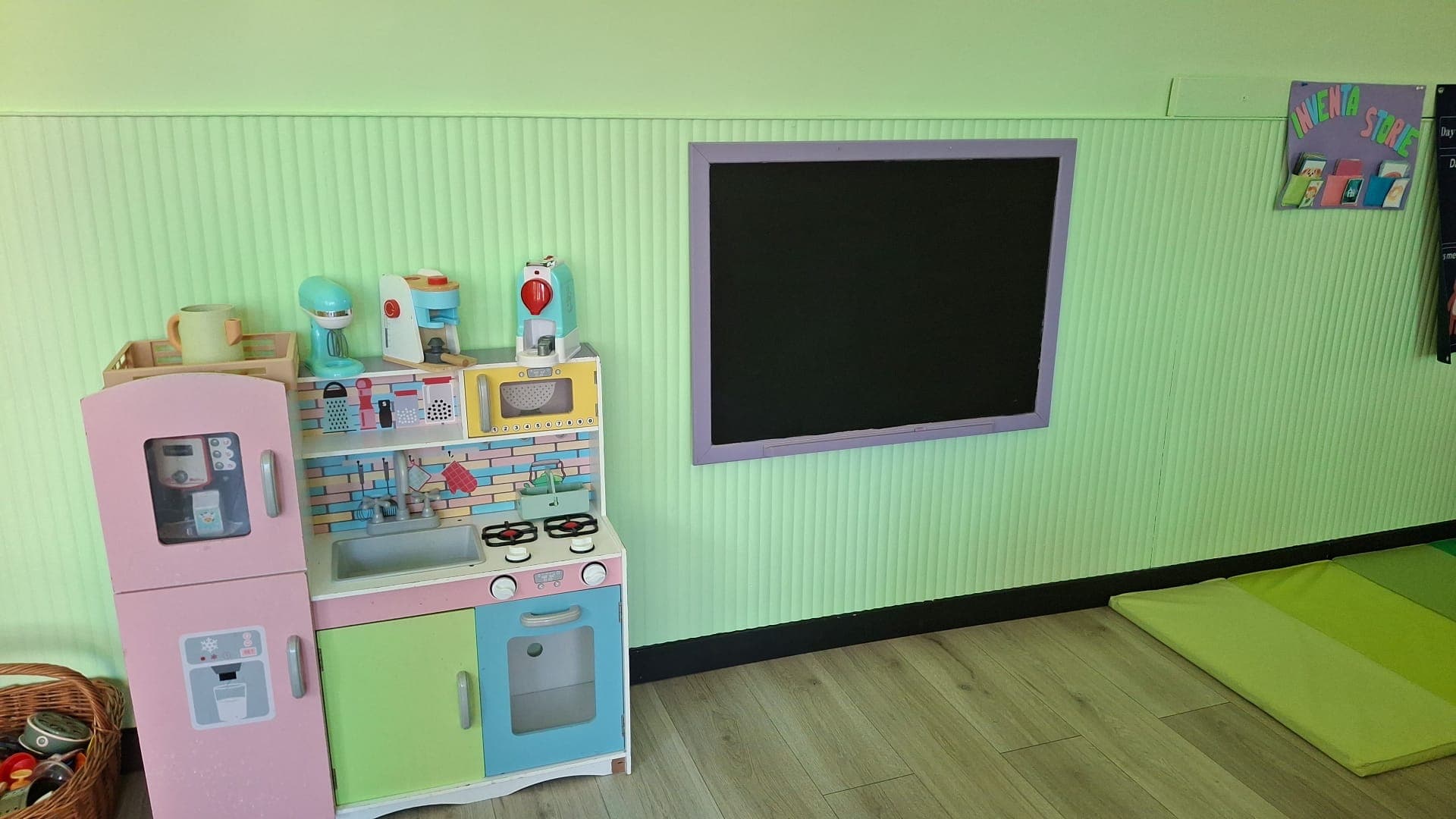 un'aula colorata