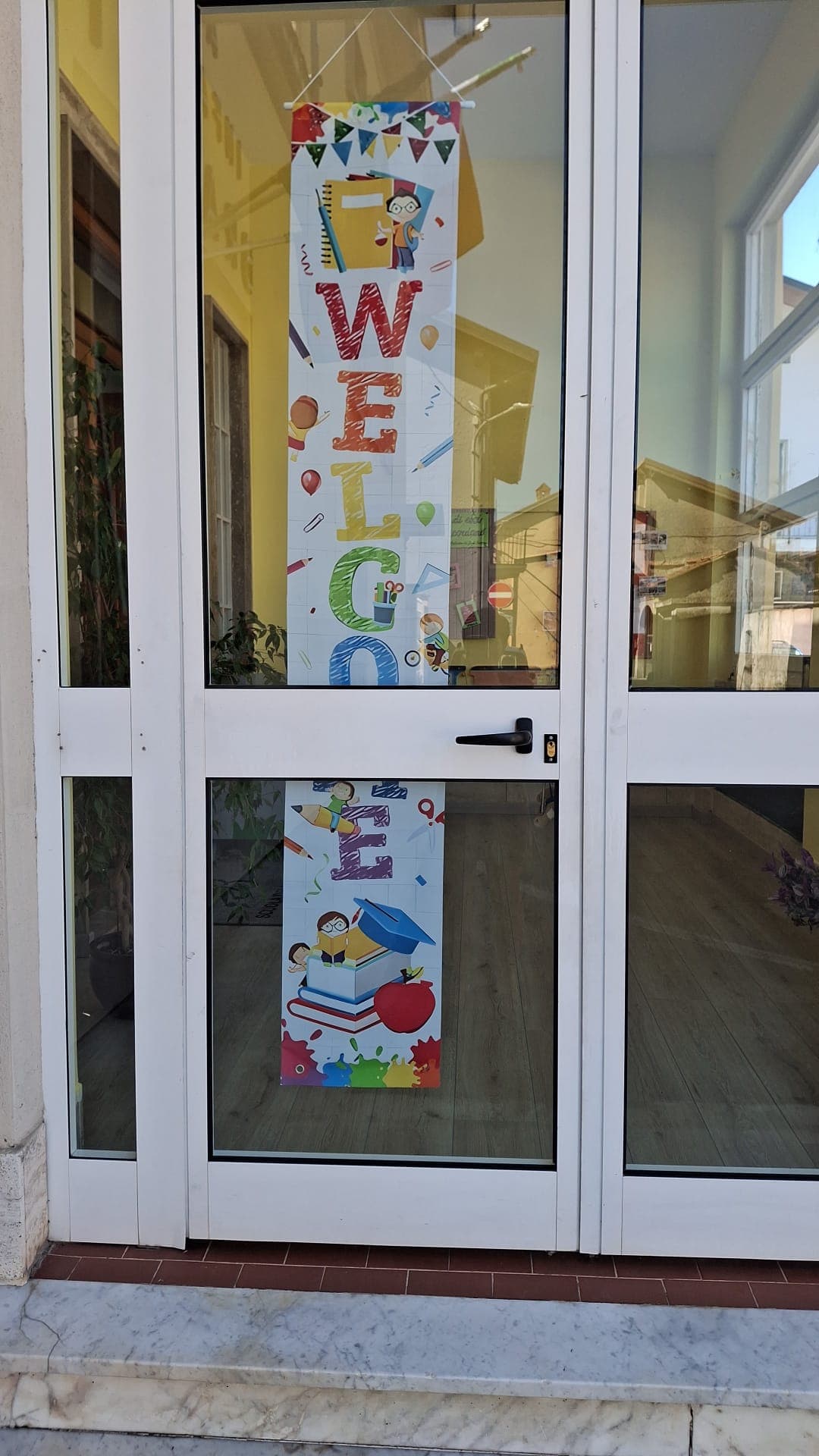 l'ingresso della scuola