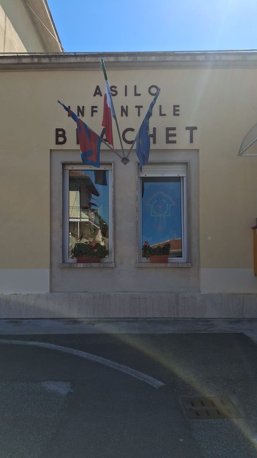 l'ingresso della scuola