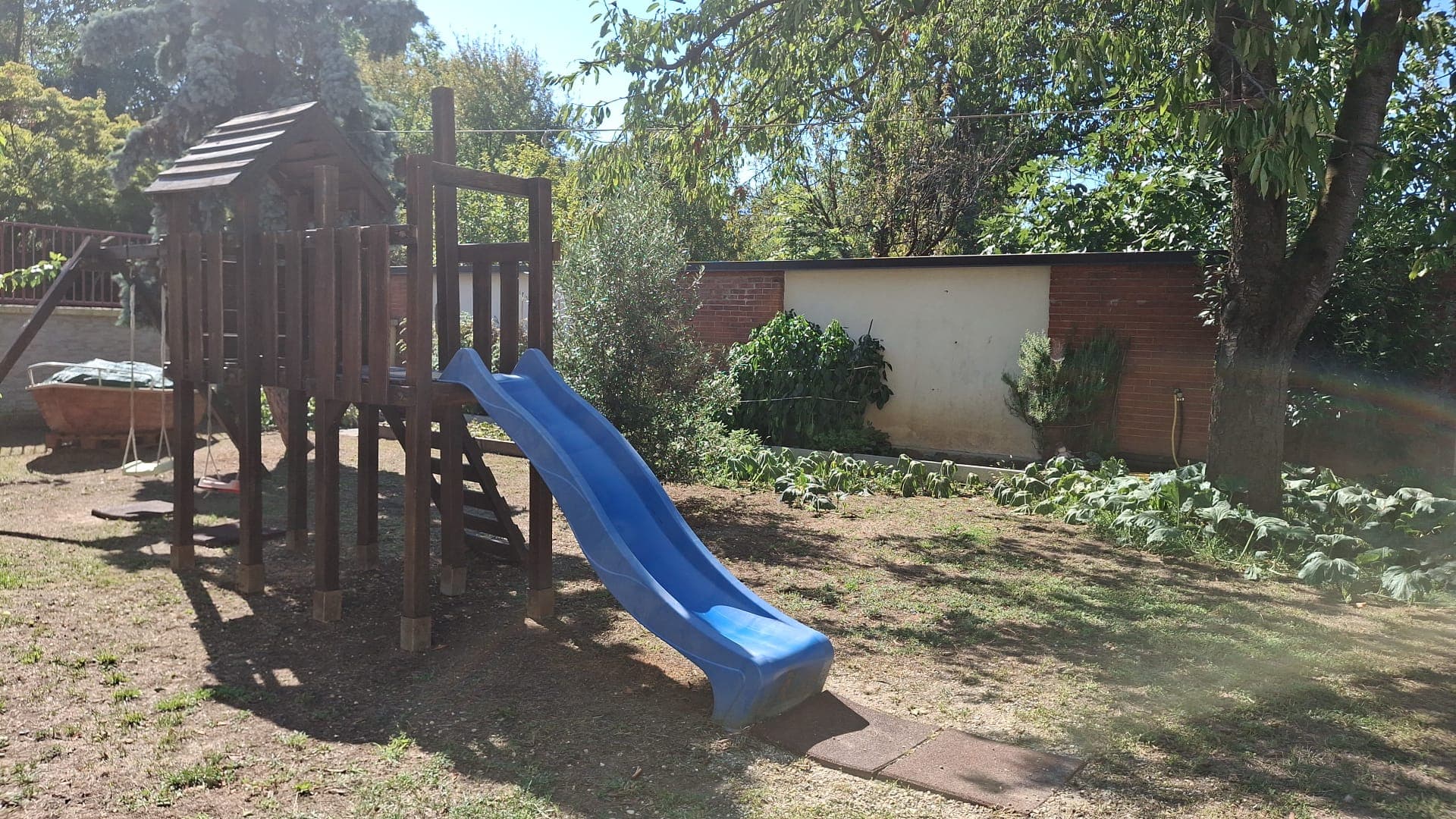 lo scivolo in giardino