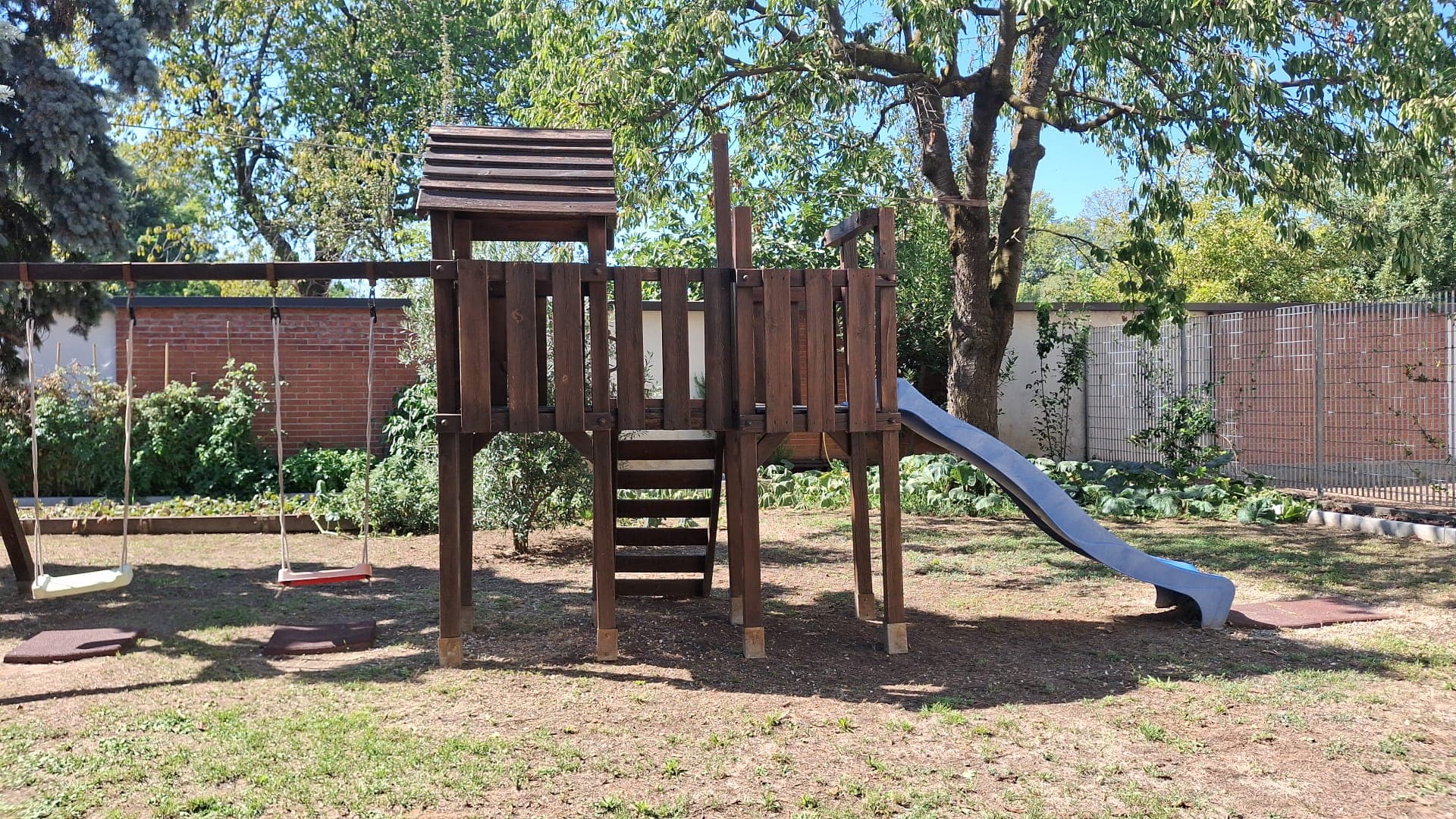 lo scivolo in giardino