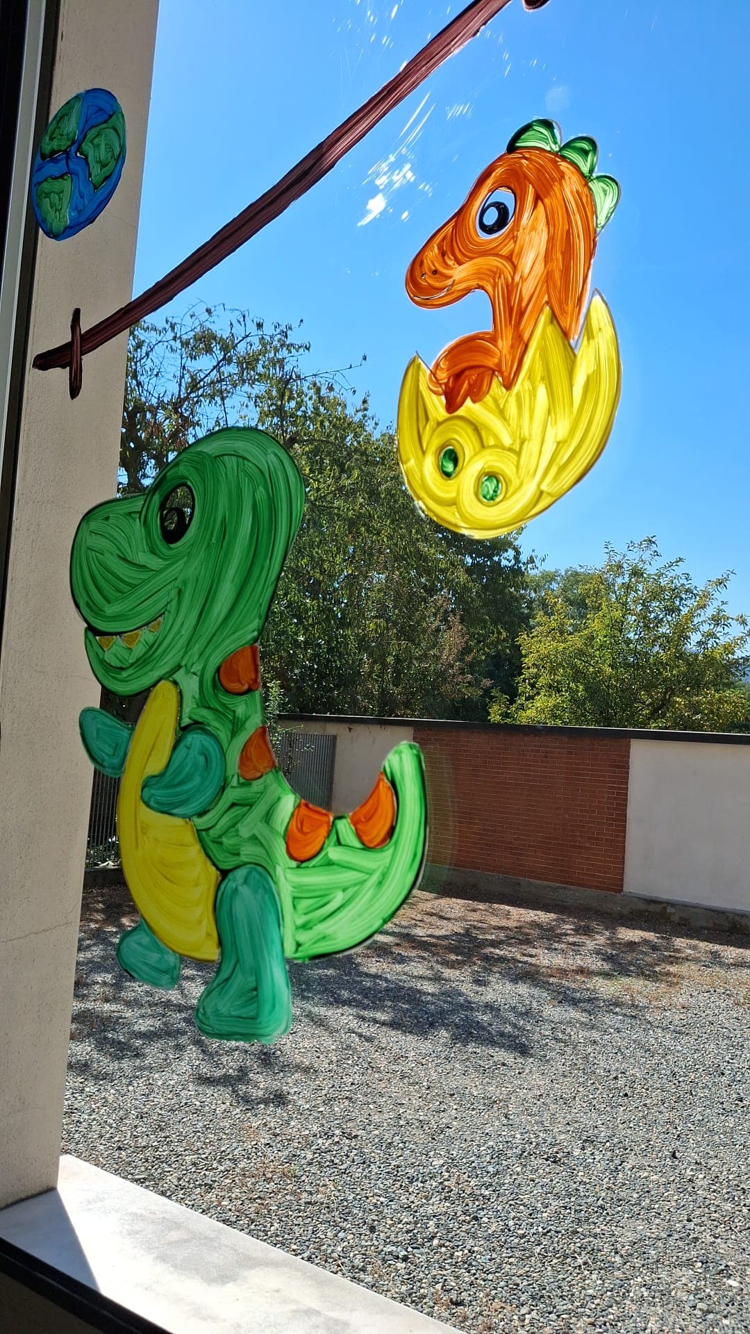 le vetrate decorate dai bambini